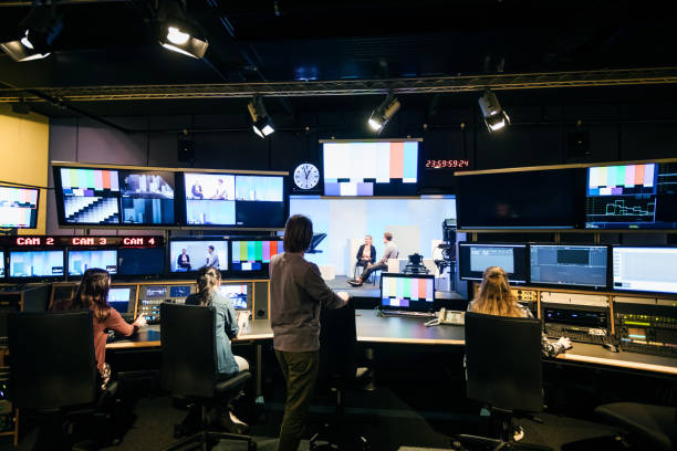 groupe d’étudiants travaillant en studio de télévision - équipement audiovisuel photos et images de collection