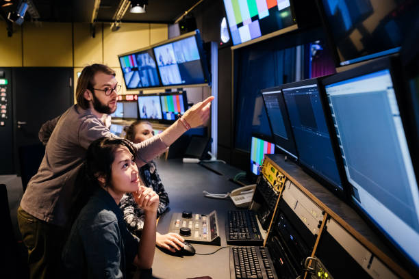 étudiants travaillant en studio de télévision à l’université - salle de contrôle photos et images de collection