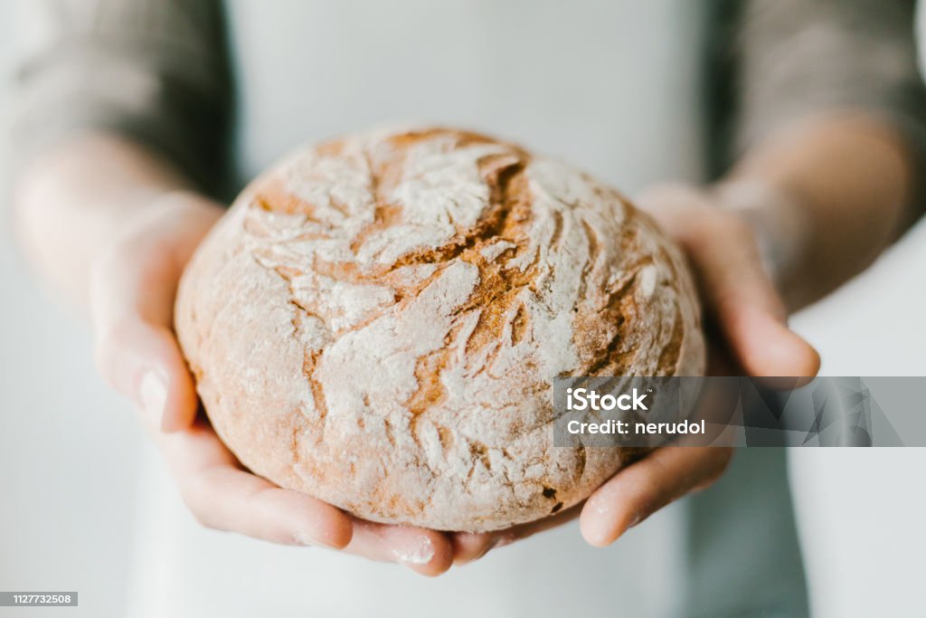 パンやシェフの作ったパンを保持 - アイデアのロイヤリティフリースト��ックフォト