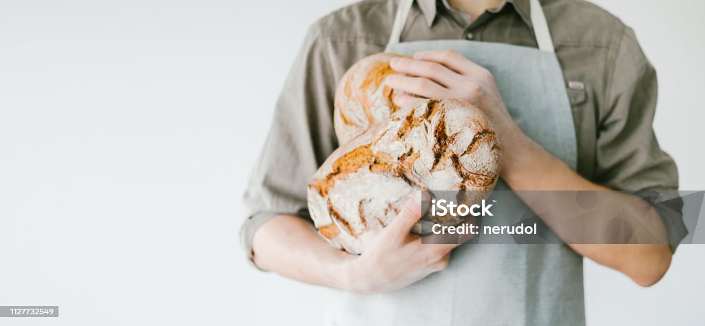 パンやシェフの作ったパンを保持 - パン職人のロイヤリティフリーストックフォト