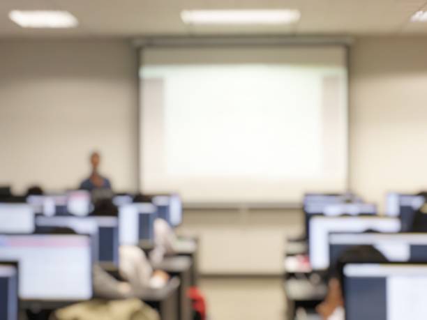 image floue du groupe des étudiants sont d’apprentissage et de conférence et de l’utilisation d’ordinateur sur salle de classe pour l’étude et l’atelier à la salle des ordinateurs à l’école. technologie de l’éducation ou d’un concept - exam business caucasian board room photos et images de collection