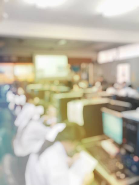 image floue du groupe des étudiants sont d’apprentissage et de conférence et de l’utilisation d’ordinateur sur salle de classe pour l’étude et l’atelier à la salle des ordinateurs à l’école. technologie de l’éducation ou d’un concept - exam business caucasian board room photos et images de collection