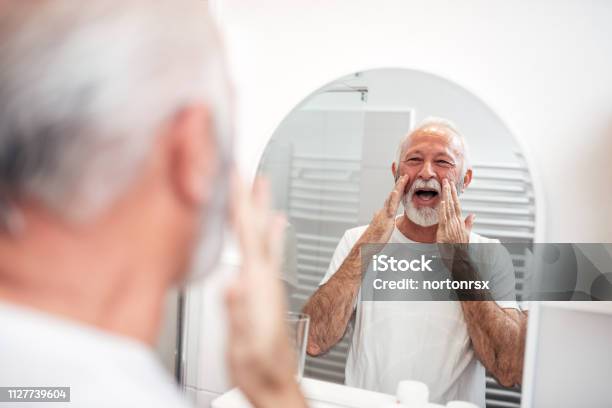 Senior Glücklich In Den Spiegel Stockfoto und mehr Bilder von Creme - Creme, Auftragen, Senioren - Männer