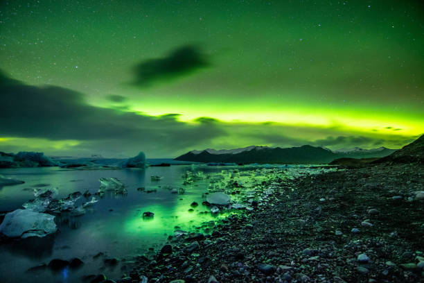 luzes do norte - aurora borealis iceland astronomy tranquil scene - fotografias e filmes do acervo