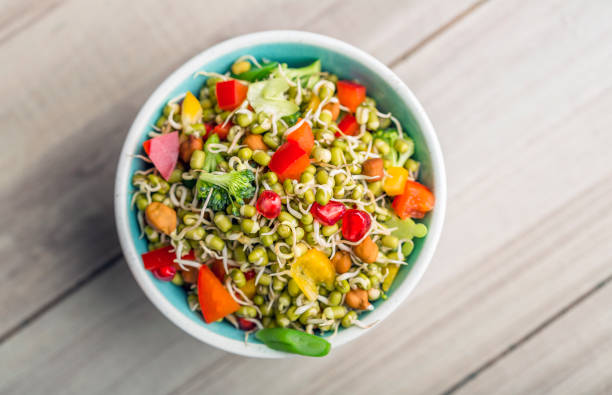 ensalada de germinados de lentejas - brote fotografías e imágenes de stock