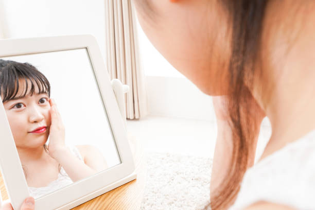 若い女性のスキンケアを自宅 - beauty treatment spa treatment health spa human face ストックフォトと画像