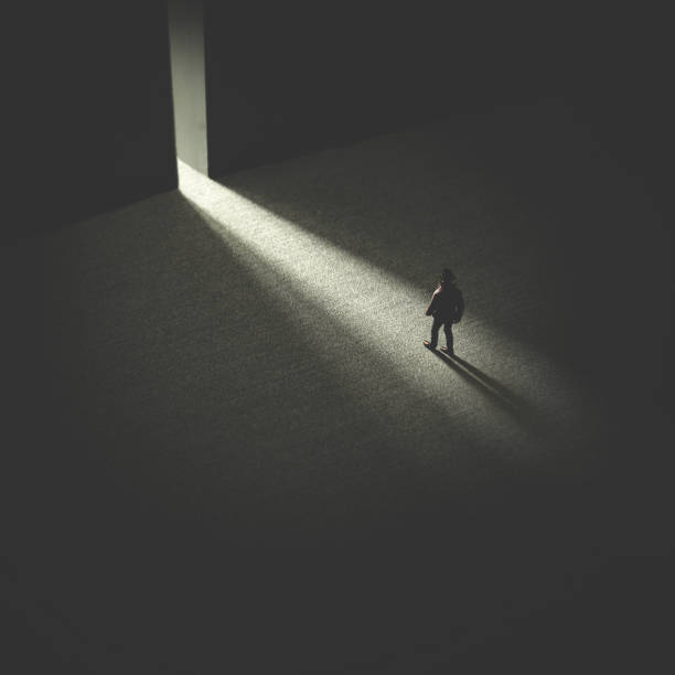 hombre caminando en la noche después de la luz - una sola vía fotografías e imágenes de stock