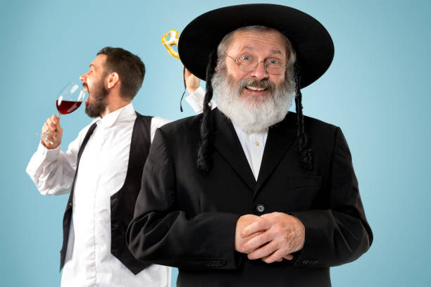 porträt des alten senior hasdim orthodoxen jüdischen mann - judaism jewish ethnicity hasidism rabbi stock-fotos und bilder
