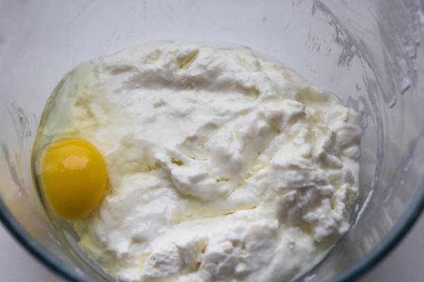 カッテージ チーズからチーズケーキ パンケーキ生地 - poached egg ストックフォトと画像