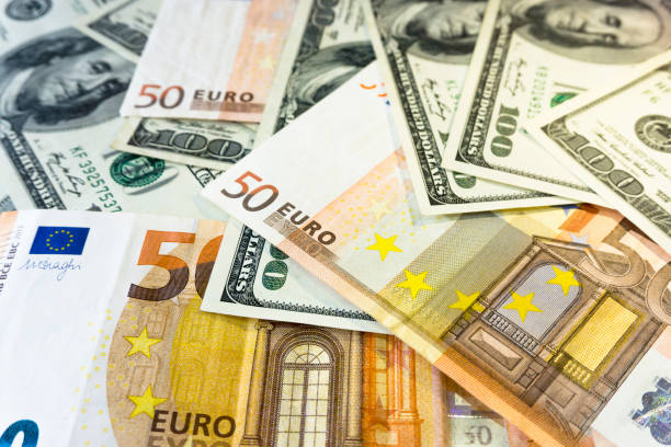 si chiude un mucchio di cento dollari e cinquanta euro di sfondo eur. concetto monetario e finanziario - currency exchange currency european union currency dollar foto e immagini stock