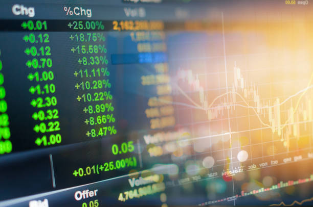 инвестиционная тема фондового рынка и финансовый бизнес-анализ фондового рынка с цифровым планшетом - финансовые цифры стоковые фото и изображения