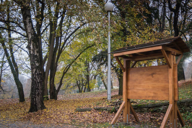 公園の木製の案内板 - wood sign old plank ストックフォトと画像