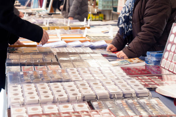 kunden kaufen alte münzen auf dem flohmarkt - coin collection stock-fotos und bilder