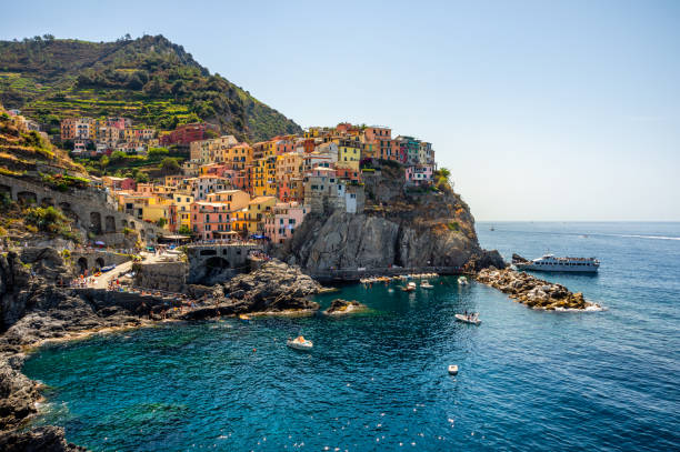 manarola dorf, cinqueterre - clear sky village landscape landscaped stock-fotos und bilder