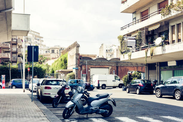 カターニア、シチリア島、イタリア、旧建物のファサードの歴史的な通りのスクーター。 - building exterior built structure old house ストックフォトと画像