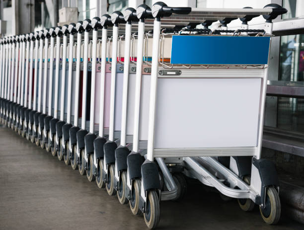 gepäckwagen am flughafen mit zeichen mockup - luggage cart stock-fotos und bilder