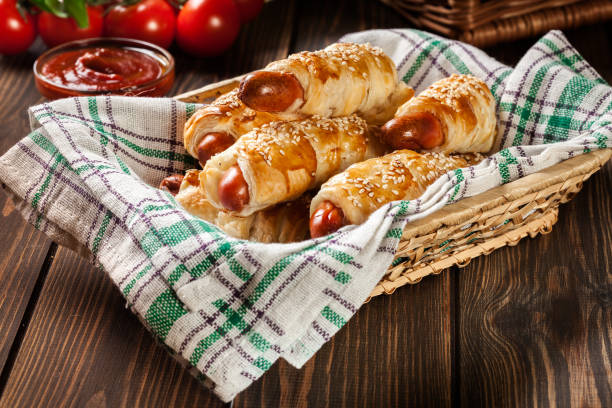 パイ生地で焼いたホットドッグ ソーセージを巻いてください。 - blanket pig hot dog sausage ストックフォトと画像