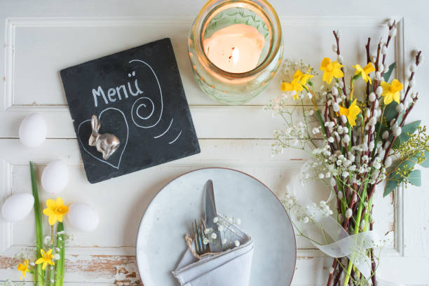 réglage de pâques place sur table vintage blanc - retro revival food easter napkin photos et images de collection