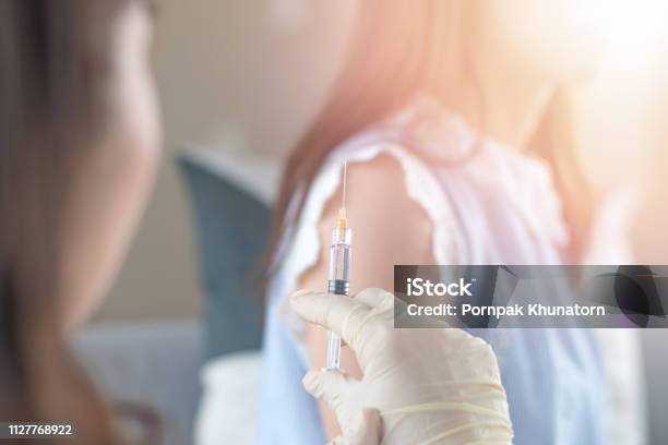 Wereld Vaccinatie Week En Internationale Hpv Bewustzijn Dag Concept Vrouw Met Vaccinatie Voor Influenza Of Griep Schot Of Hpv Preventie Met Spuit Door De Verpleegkundige Of Medisch Officier Stockfoto en meer beelden van Inenting