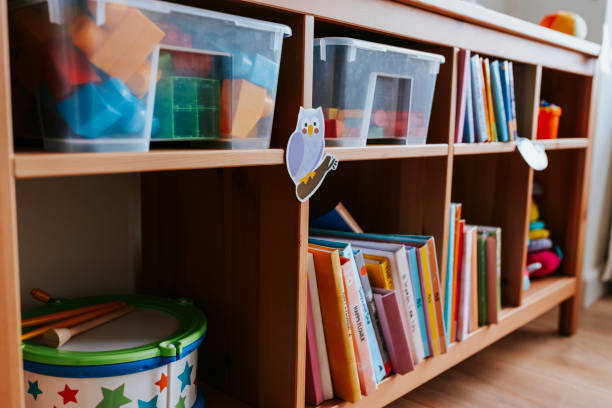 장난감 및 보육 학교에서도 서의 선반 - picture book library preschool bookshelf 뉴스 사진 이미지