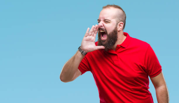 젊은 백인 소식통 남자는 고립 된 배경 소리를 통해 빨간 셔츠를 입고 입에 손으로 옆으로 큰 소리로 비명. 통신 개념입니다. - human teeth audio 뉴스 사진 이미지