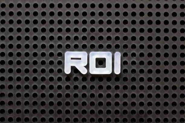 istock Black color pegboard with white letter in word ROI (Abbbreviation of Return on Investment) 1127775454