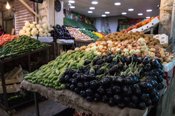 souk in amman, jordan - zucchini vegetable squash market imagens e fotografias de stock