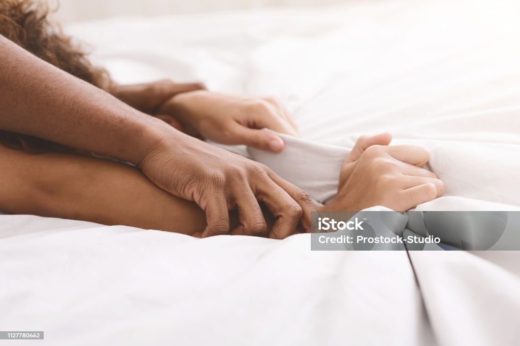 Schwarz Paar Hände ziehen weiße Tücher in Ekstase - Lizenzfrei Sex - Sexuelle Themen Stock-Foto