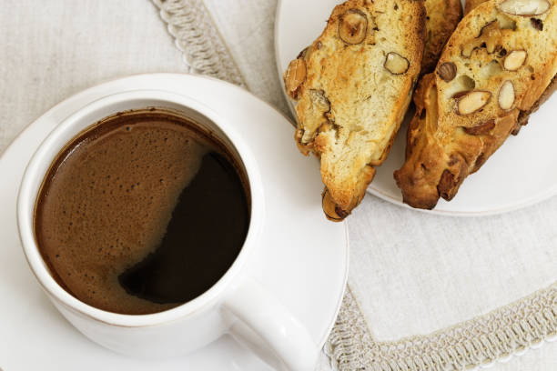 filiżanka kawy i ciasteczka biscotti na stole. kuchnia włoska. domowe śniadanie. widok z góry. kopiuj miejsce. - biscotti cookie coffee tea zdjęcia i obrazy z banku zdjęć