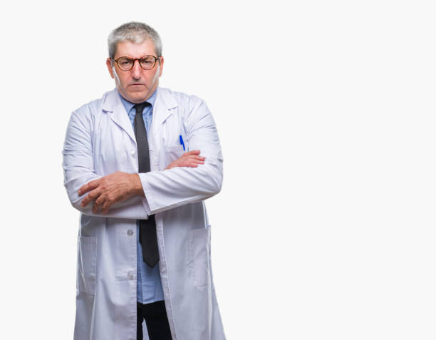 ハンサムなシニアドクター、科学者の専門家は、孤立した背景の上に白いコートを身に着けている懐疑的と神経、交差腕と顔に否認表現。負の人。 - doctor male white scientist ストックフォトと画像