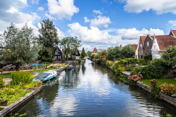 Casas de Amsterdã em canais - foto de acervo