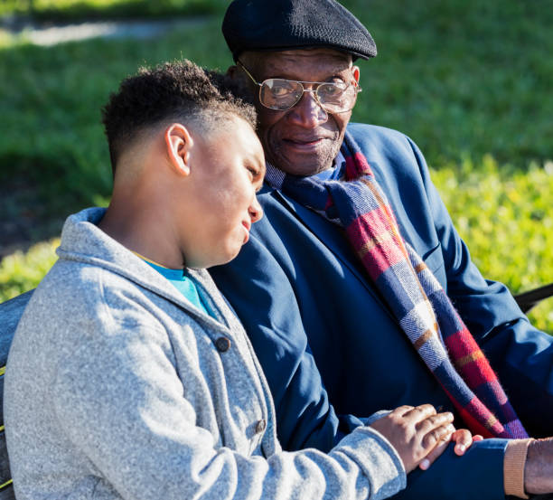 niño afroamericano con su abuelo en banco - great grandson fotografías e imágenes de stock