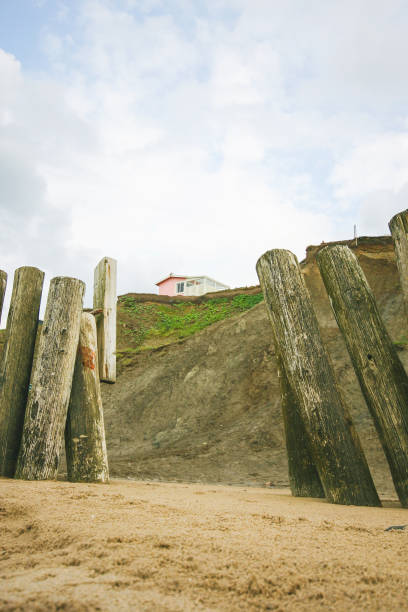デンマークの砂丘の上に家が付いている浜の木製フェンス - denmark beach beach house house ストックフォトと画像