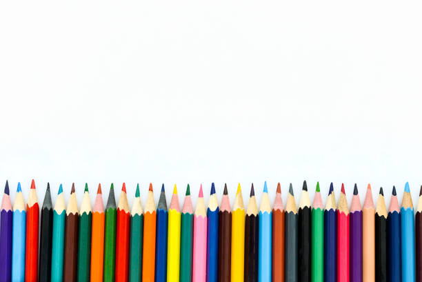 kolorowe ołówki na białym tle z wolnym miejscem - офис zdjęcia i obrazy z banku zdjęć