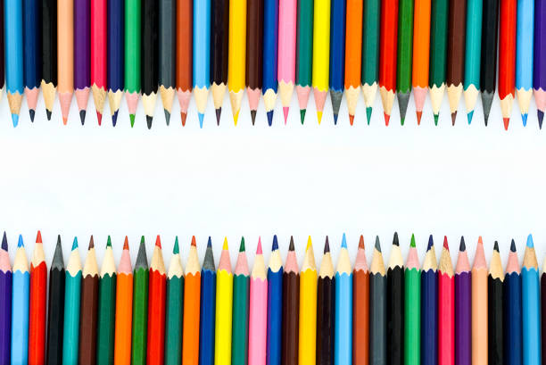 kolorowe ołówki na białym tle z wolnym miejscem - офис zdjęcia i obrazy z banku zdjęć