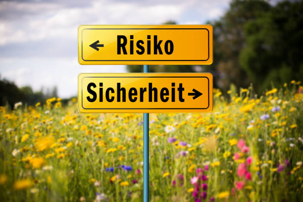 signez avec les mots "risk" et "safety" en allemand, pointant dans des directions différentes - decisions nature road street photos et images de collection