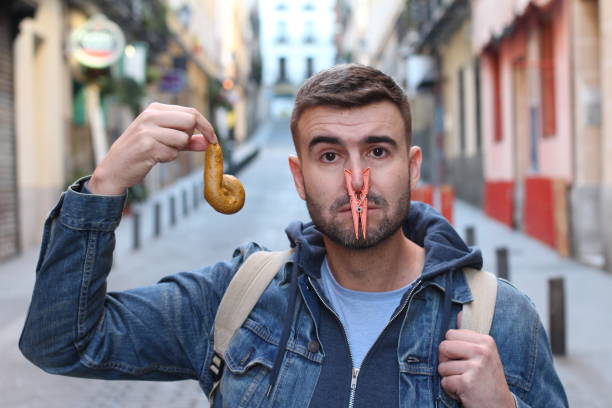 grossed się człowiek czyszczenia ekskrementów - picking nose zdjęcia i obrazy z banku zdjęć