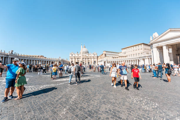 ludzie w bazylice placu świętego piotra podczas słonecznego dnia z architekturą tłumu w rzymie panoramiczny widok szerokokątny - 11334 zdjęcia i obrazy z banku zdjęć