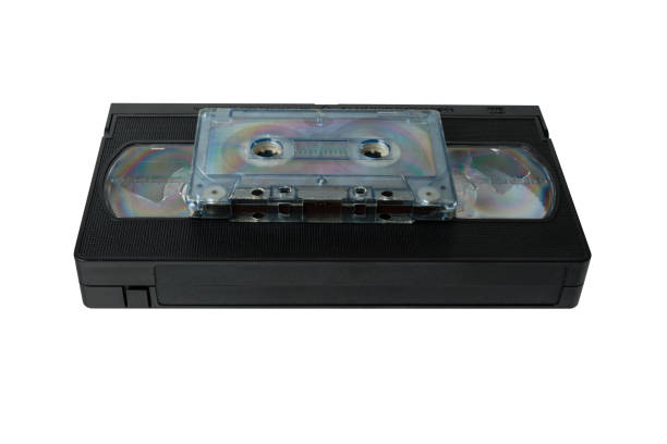 cinta de audio cassettes y cassettes de cinta de vídeo vhs aislado sobre fondo blanco - vcr video cassette tape audio cassette home video camera fotografías e imágenes de stock