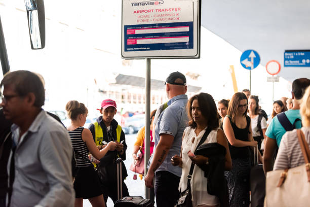 wejście do dworca kolejowego termini z ludźmi, którzy chodzą na pokład autobusu autobusowego terravision na lotnisko - ciampino zdjęcia i obrazy z banku zdjęć