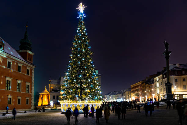 istock Warsaw Castle Square with Christmas tree after nightfall 1127816477