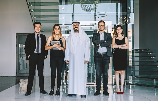 Retrato de equipo de negocios con un empresario árabe photo