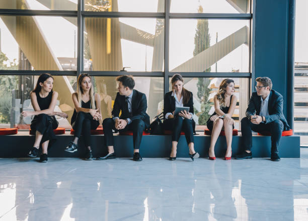 profesjonalni biznesmeni czekający w kolejce na rozmowę kwalifikacyjną w biurze - unemployment waiting in line waiting room interview zdjęcia i obrazy z banku zdjęć