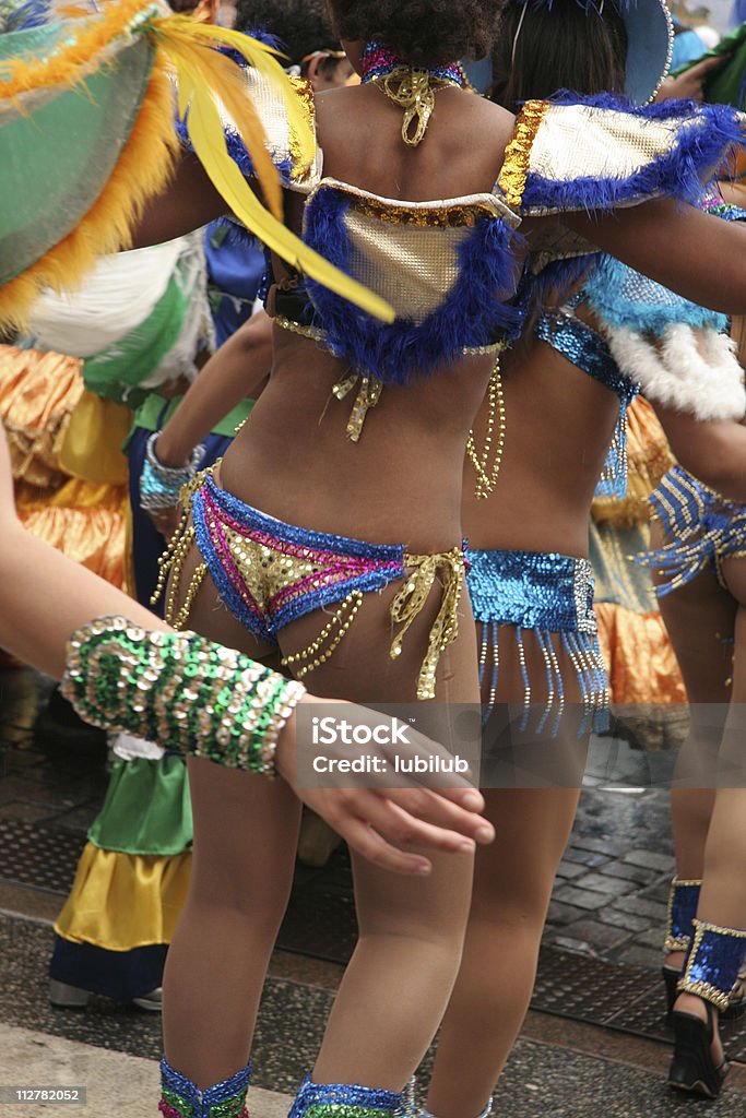 Ballerini di Samba con bellissimo decorate in Parata in costume - Foto stock royalty-free di Tipo di danza