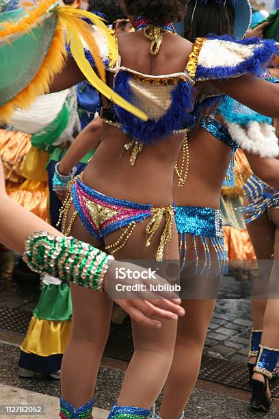 Ballerini Di Samba Con Bellissimo Decorate In Parata In Costume - Fotografie stock e altre immagini di Tipo di danza