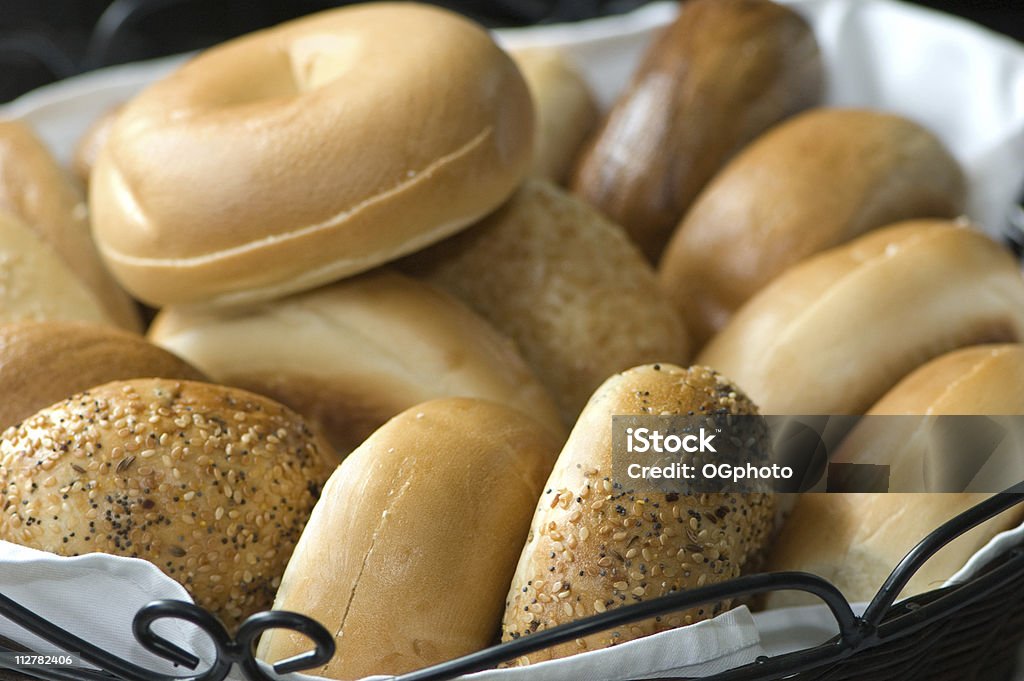 Cesto pieno di ciambelle - Foto stock royalty-free di Bagel