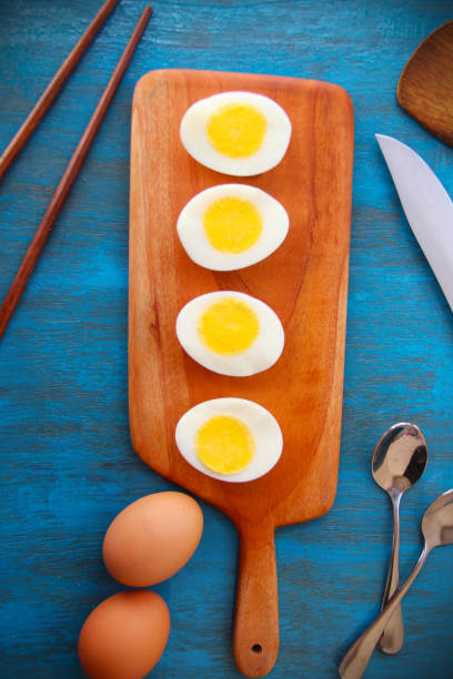 guarnición de huevo con aguacate, tomate en el fondo de madera azul - foto de stock