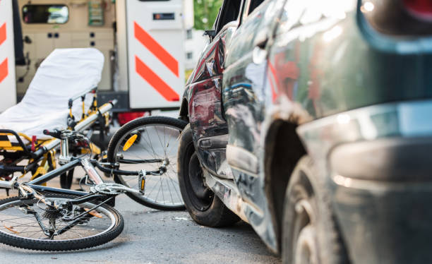 道路上の自転車と事故車のクラッシュ - car road safety driving ストックフォトと画像