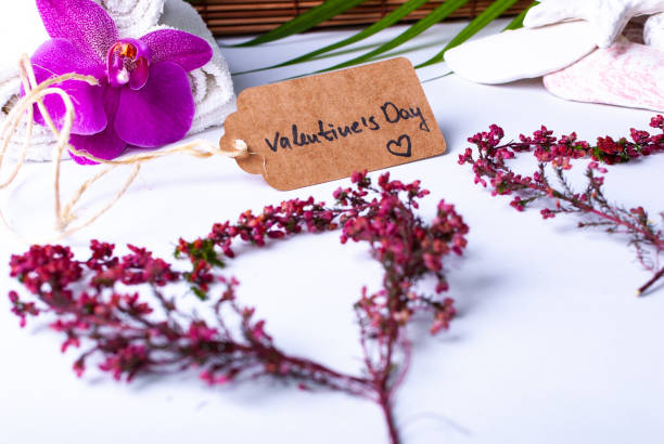 un arreglo para ideas de regalos de bienestar de lujo y tarjetas con una etiqueta diciendo "san valentín" - couple therapy alternative therapy relationship difficulties fotografías e imágenes de stock