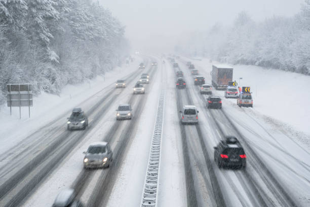 snow covered highway in austria with cars out of focus - winter driving imagens e fotografias de stock